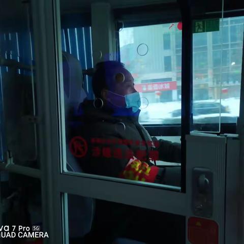 天降大雪行路难，公交助民保平安