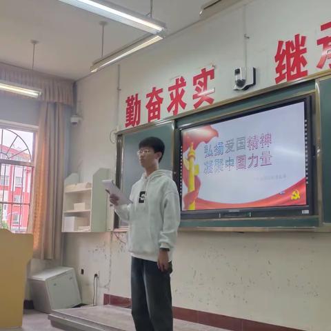 左权中学校527班迎国庆演讲比赛