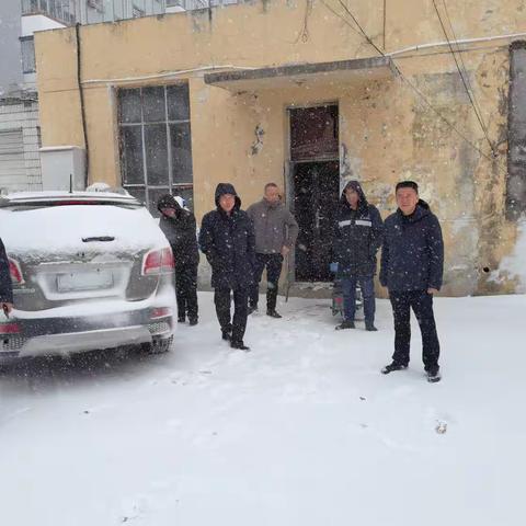 双鸭山市住建系统迎难而上战初雪