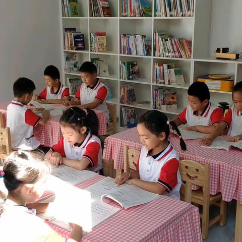 浓情暖中秋 童心传经典——张店莲池小学一年级13班“双节”假日小队活动