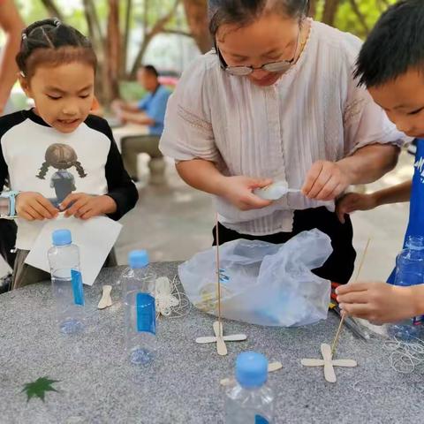 巨化三小二（4）班  《奇思妙想组》废物利用之——惯性风车