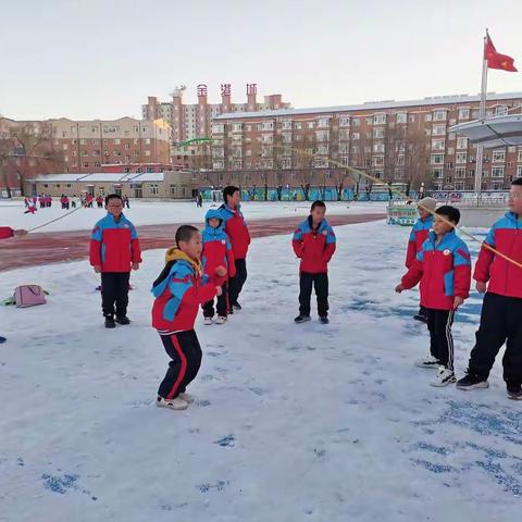 “绳”舞飞扬激情无限——伊通实验小学六七中队二课活动进行时