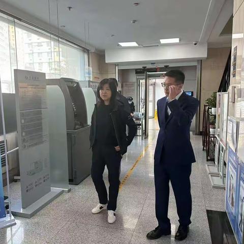 国庆节张雅芳行长前往人民路支行节日慰问