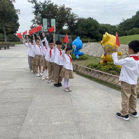 清浅初秋，你我同行———记人民小学303班假日小分队活动