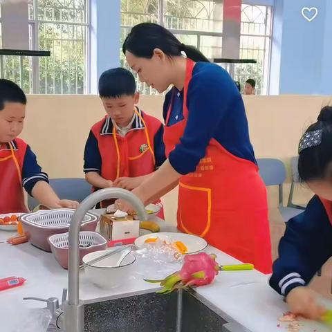 童心巧手烹佳肴，劳动实践乐成长