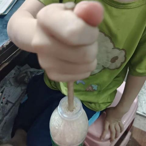 我是实验小学一（8）班的李玉佳 我做的实验神奇的筷子。