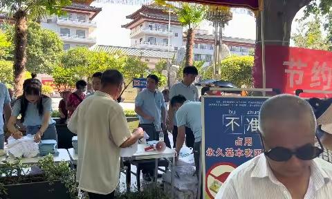 资源规划鄠邑分局开展第32个“全国土地日”宣传活动