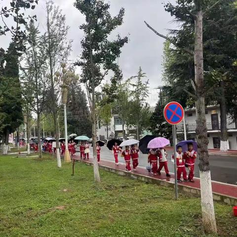 全民健身，全民运动！风雨兼程，牢记使命！少年强则中国强！麦肯运动中心&盘州市第四小学游泳进校园示范课正在进