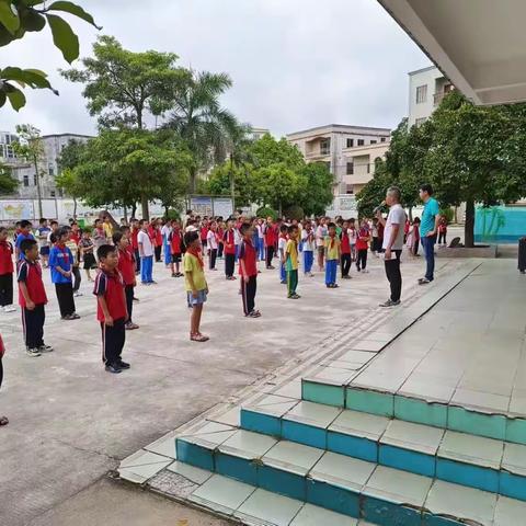 南海街道扬海小学开展防地震疏散演练