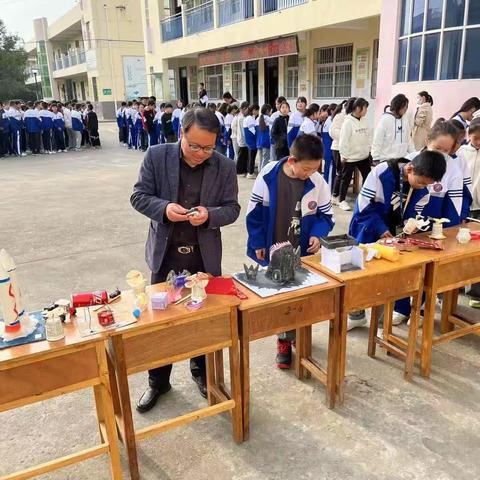 书画抒豪情   科技展未来—————马坊中学举行庆国庆“书法  绘画  科技小发明”作品展览