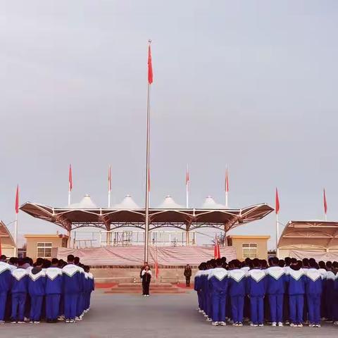 少年何惧骄阳烈，意气风发英姿飒