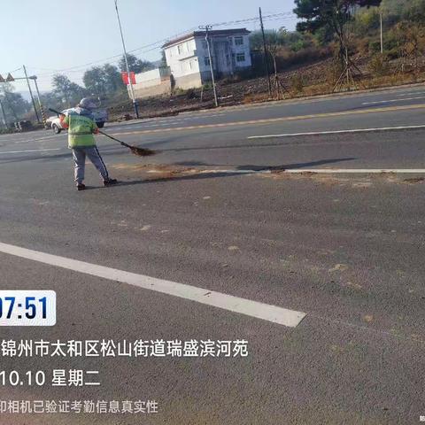 持续加强道路保洁力度 环卫工作不松懈进行中