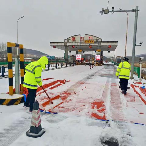 不惧严寒迎初雪 除雪保通进行时