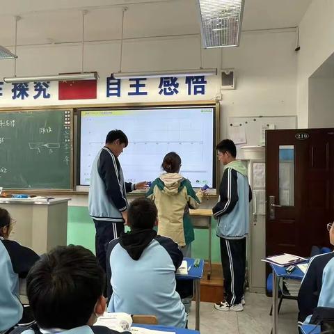 打磨功底绽芳华，薪火相传促成长。——记物理组新教师金洪瑶亮相课