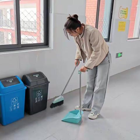 打扫校园 美化环境——开封市一师附小龙亭学校爱国卫生系列活动之卫生大清洁