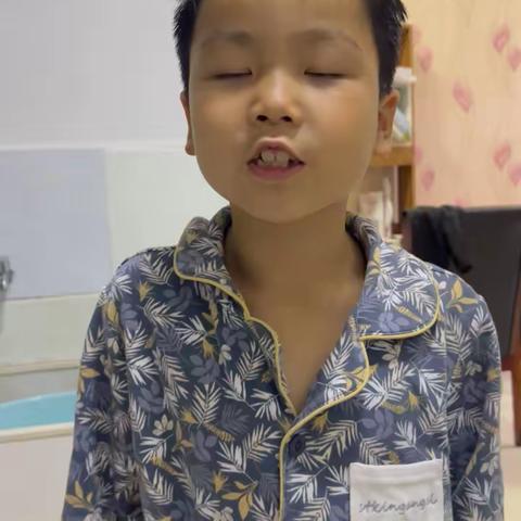 横峰县实验小学二年级七班程梓瑞——科学小实验“扎不破的垃圾袋”