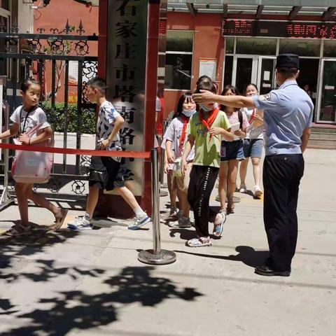 裕华分局建通派出所护学岗持续护航