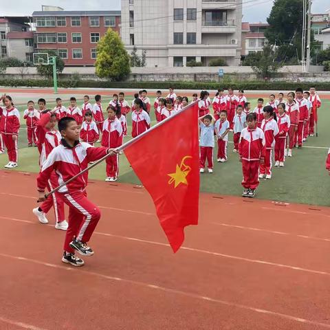 学习二十大 争做好队员龙岩市大池中心小学少先队建队日庆祝活动暨新队员入队仪式