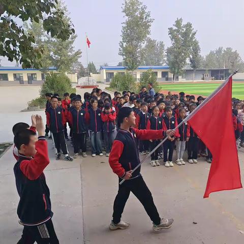 学习二十大，争做好队员——孝子村小学举行少先队入队仪式