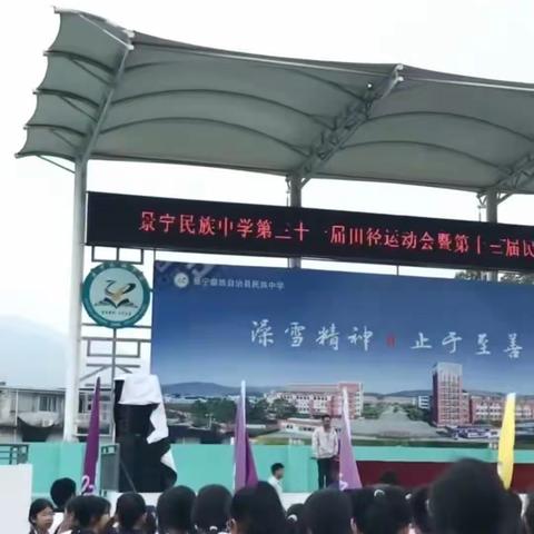 挥洒汗水 绽放青春