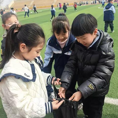 保护校园环境  创造美丽校园—平邑县第二实验小学最美身影评选活动