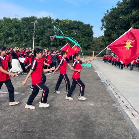 钦州市钦南区黄屋屯镇中心小学2023年秋季学期少先队二年级第二批新队员入队仪式