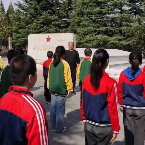 重阳祭扫 缅怀先烈