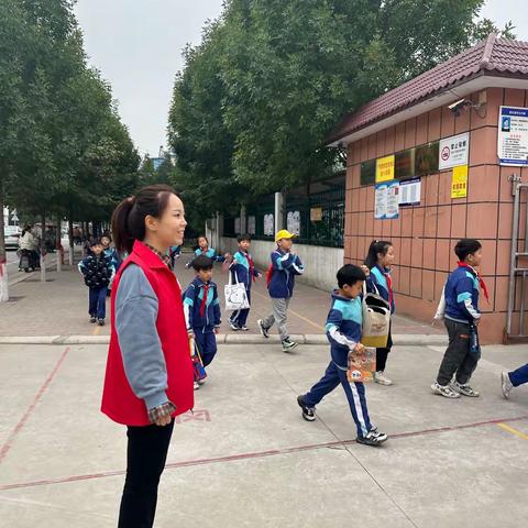 用心护学，为爱站岗———照镜镇照镜中心小学党员值班护学在行动！