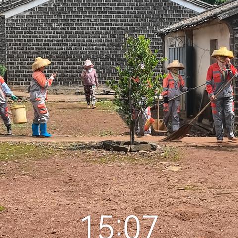 龙榜村委会开展“清洁家园 防蚊灭蚊”夏季周末大扫除活动