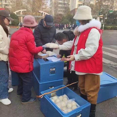 【伟东社区】爱心馒头免费送！伟东新都社区的居民真幸福~