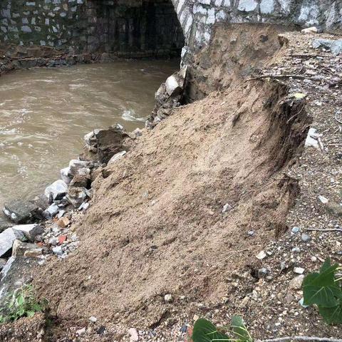 闻“汛”出击，英山公路人昼夜奋战抗洪抢险（副本）