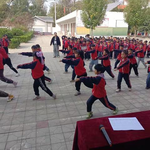 阳光课间操   学子展风采