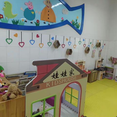 崇文小学幼儿园小一班区角活动———《快乐的娃娃家》