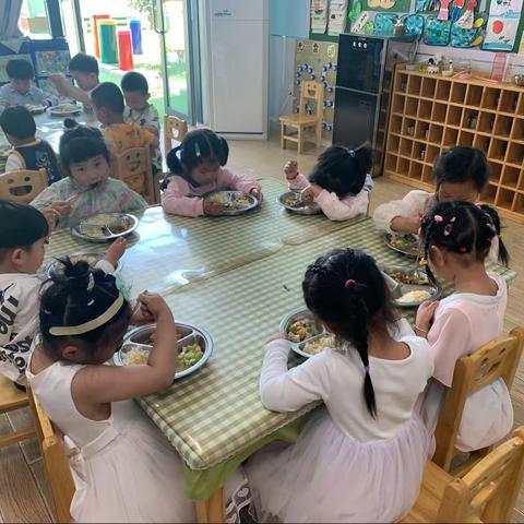 用爱陪伴，静待花开——三府幼儿园前门分园2021—2022第二学期小四班期末总结