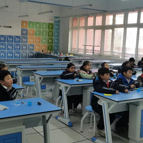 镜泊路小学二年级2班鲨鱼社团STEM主题科学课程“甩干机”剪影