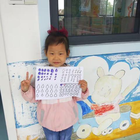 绘画课_主题是认识的四个新朋友他们分别是_圆点，空心点，雨点，爱心❤。