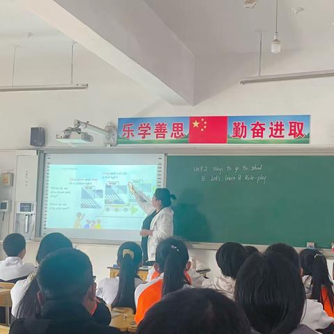 浅秋深研，沿途花开。集团共建，携手并进——新星中学开展语文“同课异构”教研暨阅读指导课观摩活动