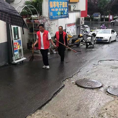 君山路社区雨中防汛排查忙