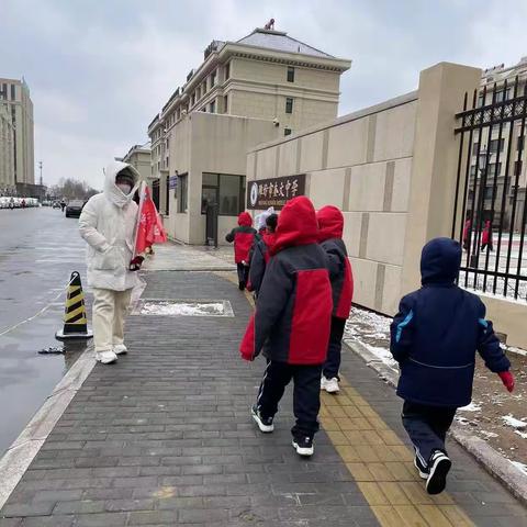 【寒冬中坚守 暖心护学岗​】致敬一年级一班护学岗