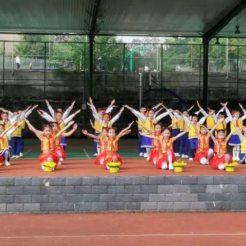 綦江区通惠小学第九周“九九重阳节，浓浓敬老情”主题校会