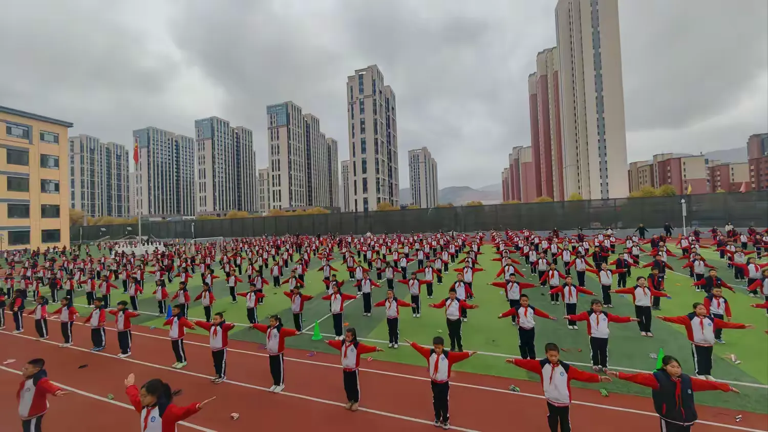 简篇-育苗逐光 研课赋能 ——陶园小学体育大课间展示及青年教师同课异构活动