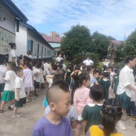 🦚阳光幼儿园朵朵一班成长记录册