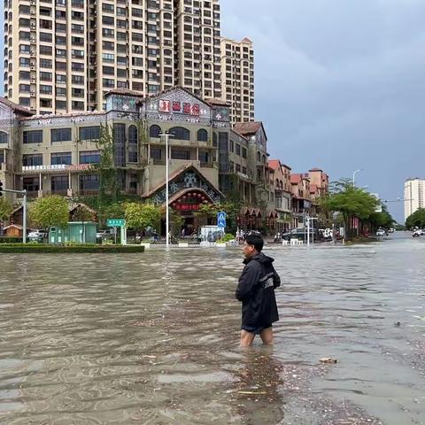 暴雨中的平民英雄，市政人。