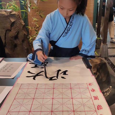 “弘扬民族文化精髓 演绎书法神奇魅力”青少年公益活动。