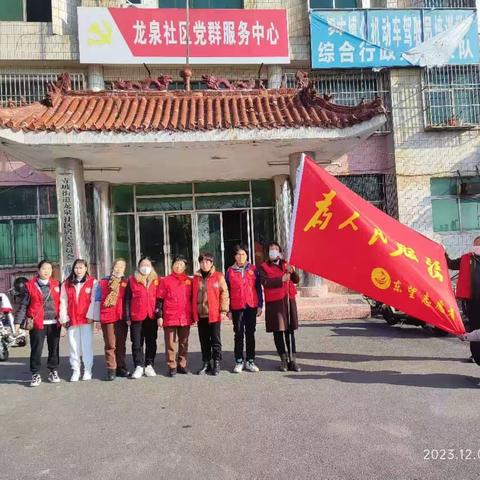 寺坡街道龙泉社区联合为人民服务志愿者开展清理河道沿岸垃圾活动。