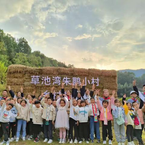 城关二小六年级带领一年级小朋友去朱鹮小村研学，走出校园，记录孩子们的第一次研学...