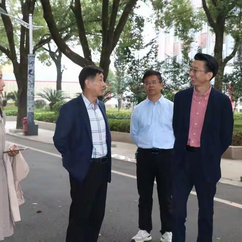 何明旺莅临高中语文课堂，指导推进全市课堂教学活动