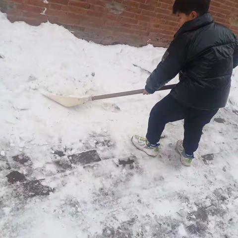 大雪纷飞下   学生扫雪忙----义和村小学扫雪实践活动