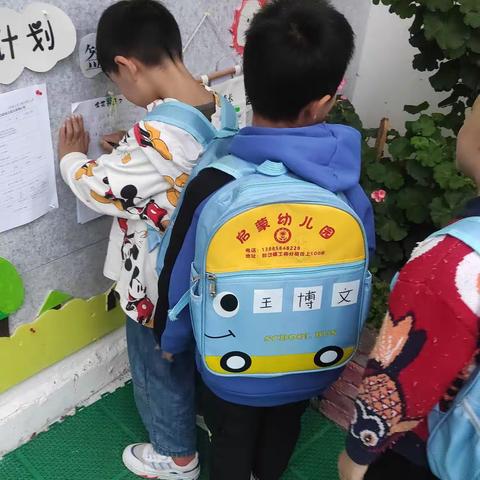 记录幼儿园生活的一点一滴本周主题“秋天多美”让我们一起感受秋天的美景在秋天里快乐学习在秋天里健康成长