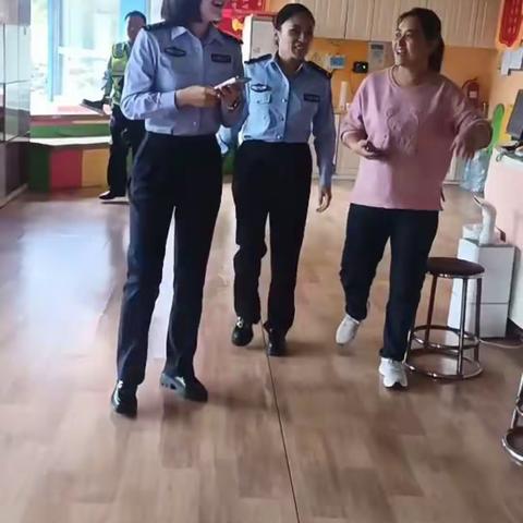 平邑县车管所党支部“新时代文明实践”志愿服务活动——走进聪明树幼儿园